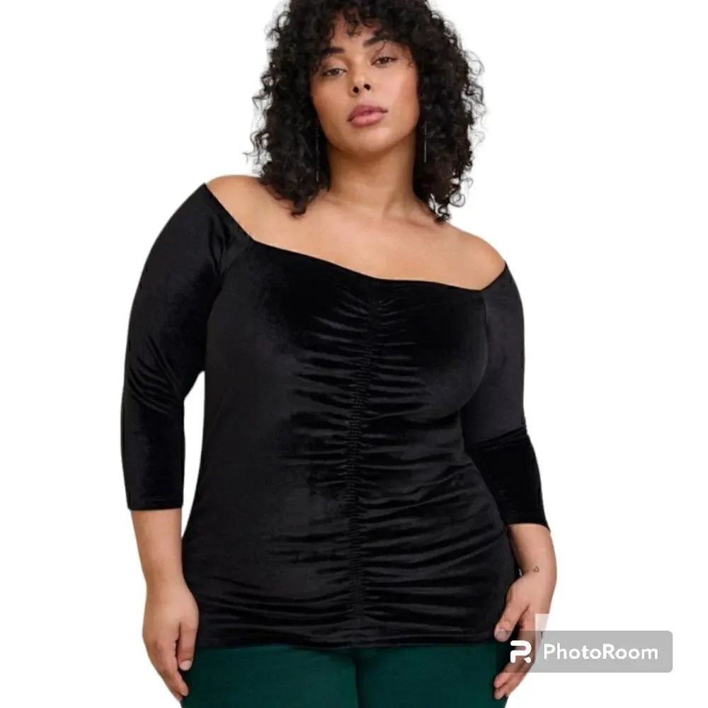 5X 28W Torrid Black Stretch Velvet Shirred Front Off Shoulder Top Holiday Naught